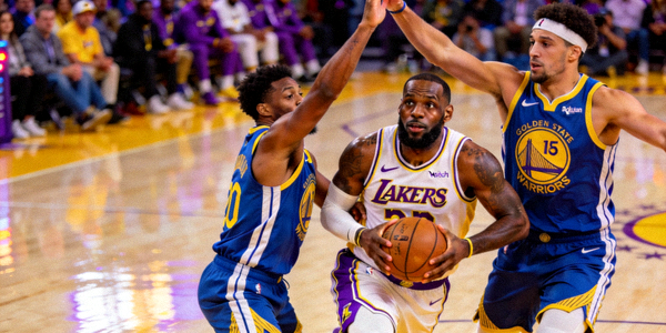 湖人队与勇士队的NBA篮球比赛画面配图，体现球员对抗瞬间